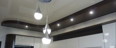 Многоуровневый натяжной потолок на кухню