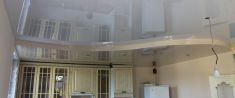 Многоуровневый натяжной потолок на кухню