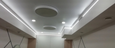 Многоуровневый натяжной потолок с подсветкой в частном доме