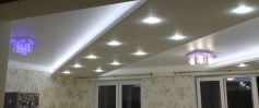 Многоуровневый натяжной потолок с подсветкой в гостиную