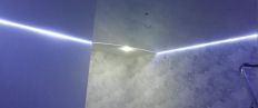 Натяжной потолок с подсветкой в гостиную