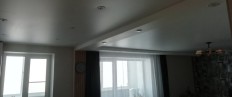 Многоуровневый натяжной потолок в гостиную