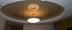 Многоуровневый натяжной потолок с подсветкой в гостиную